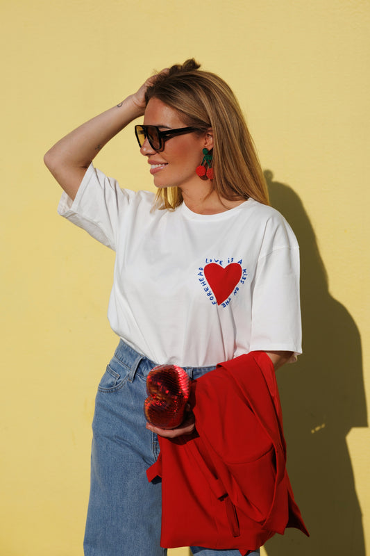 T-shirt wit 'love is a kiss on the forehead'